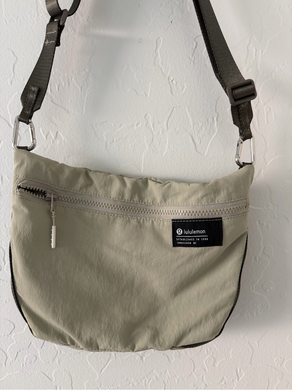 Lululemon Patch Logo Crossbody Bag 2.5L - Raw Linen - EUC